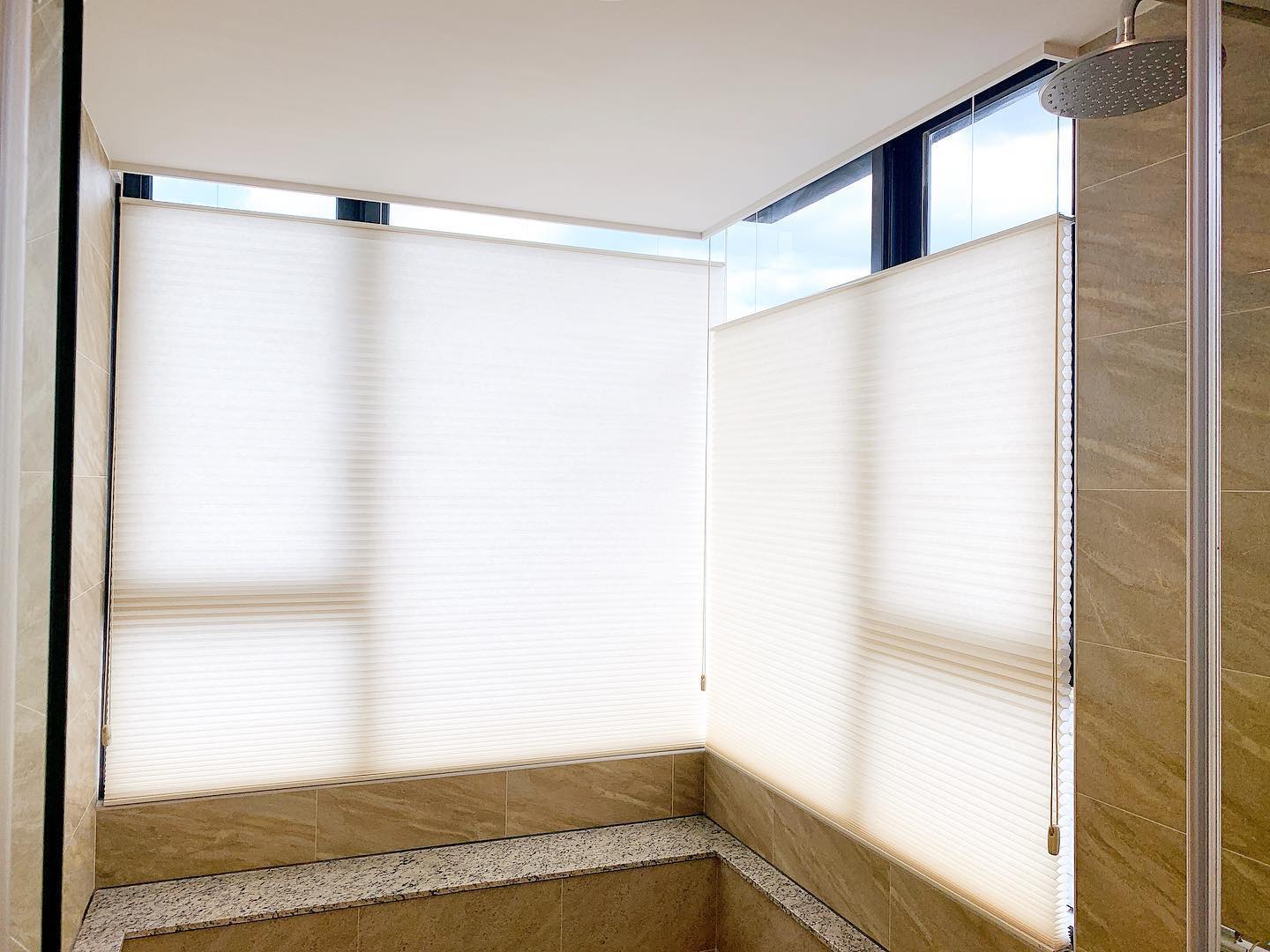 衛浴空間柔光窗簾設計