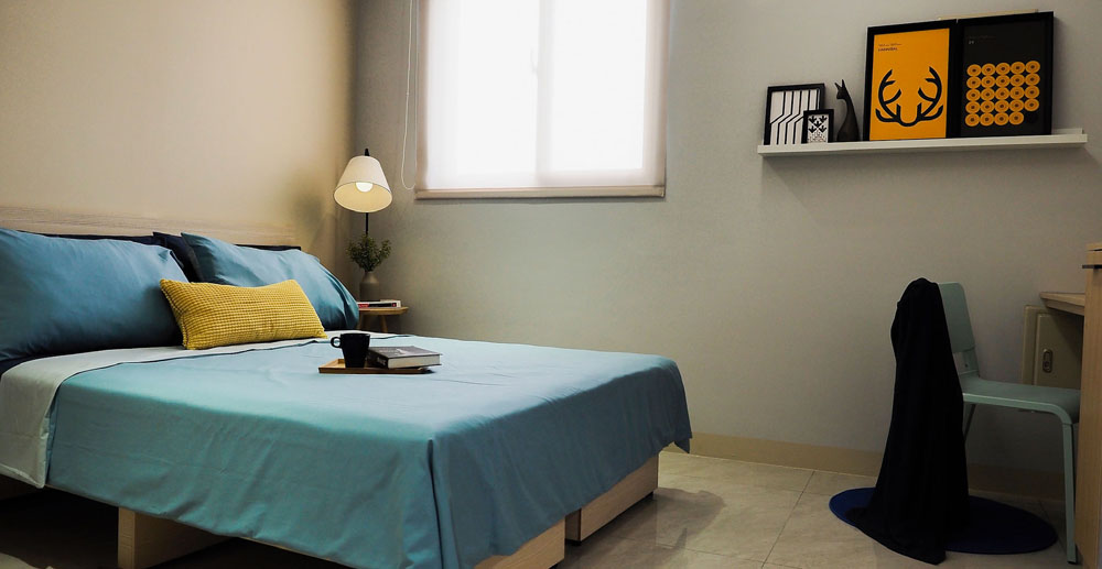 臥室窗簾與床架整體搭配