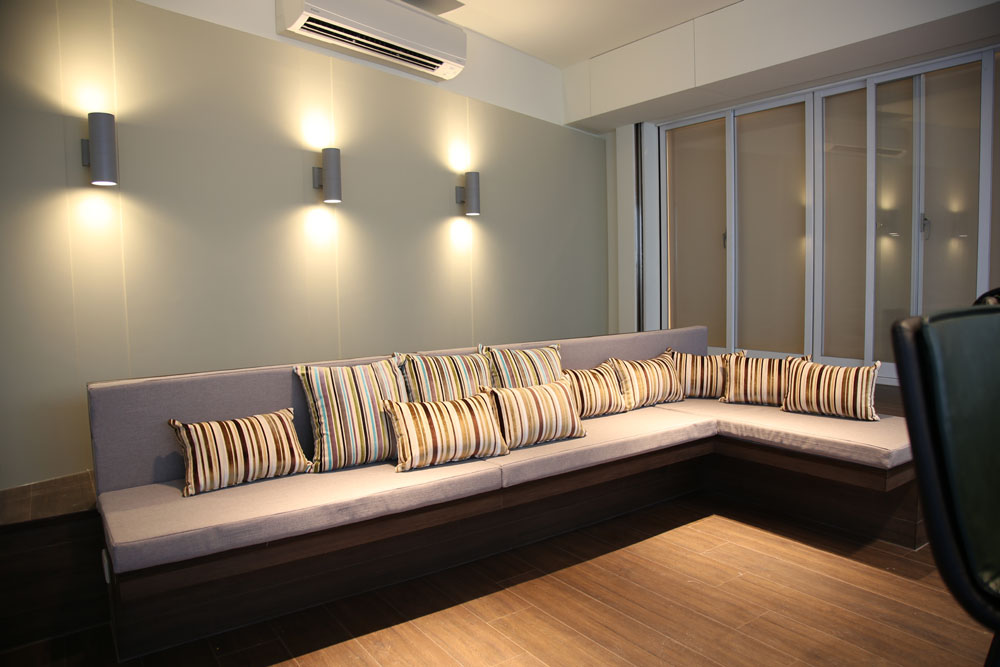 客廳卡座軟裝與窗簾設計