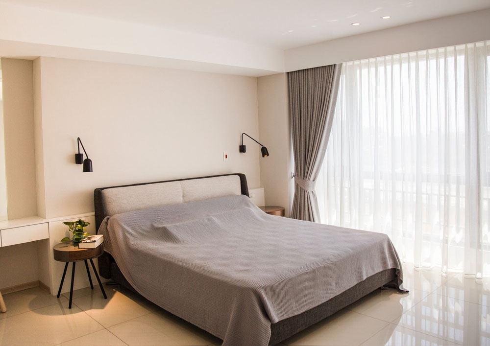 主臥室窗簾與家具整合