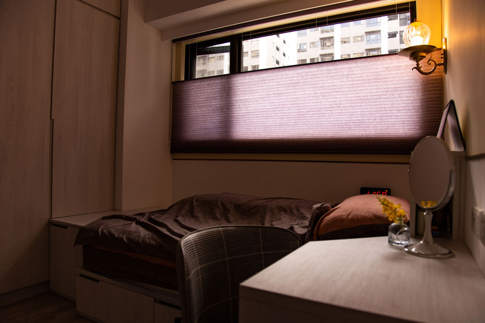 臥室窗邊閱讀燈光與窗簾配置